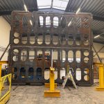 Hatchcover voor moonpool tijdens samenstellen in de werkplaats | VDR-AP