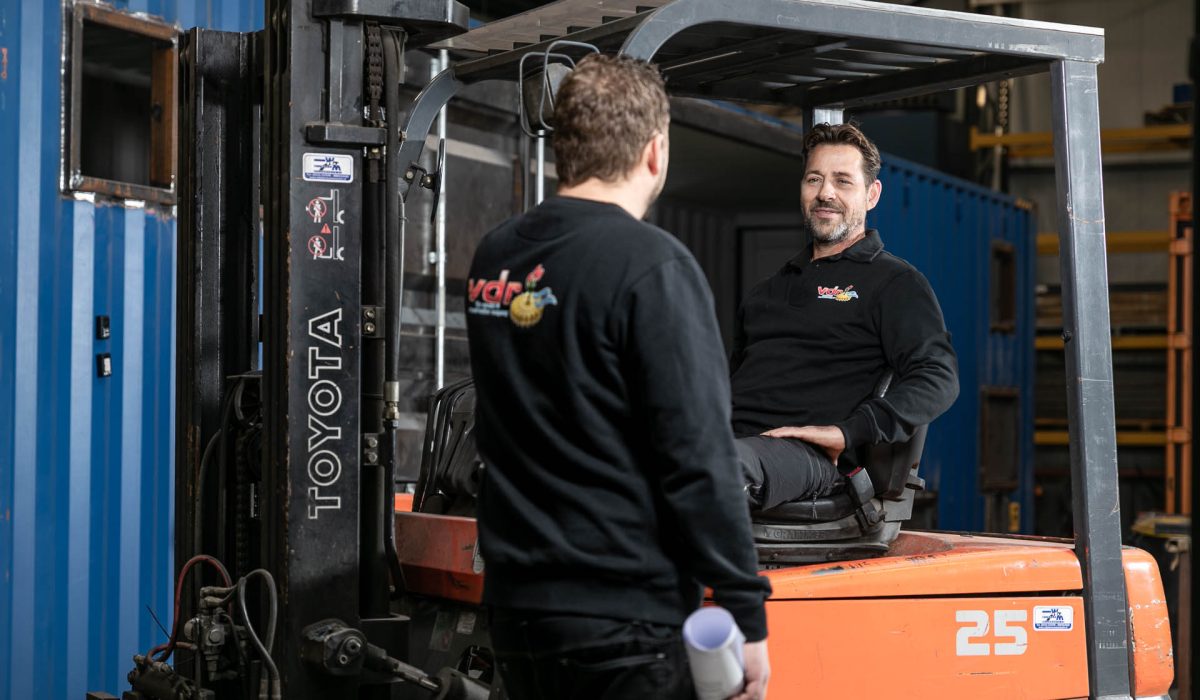 Medewerker met heftruck certificaat in werkplaats | VDR