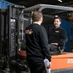 Medewerker met heftruck certificaat in werkplaats | VDR
